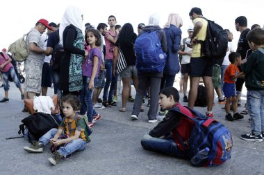Göçmen ve mülteciler Piraeus Pire limanında geliş sonra bir feribottan karaya, Yunanistan 'da 20 Ağustos, 2015