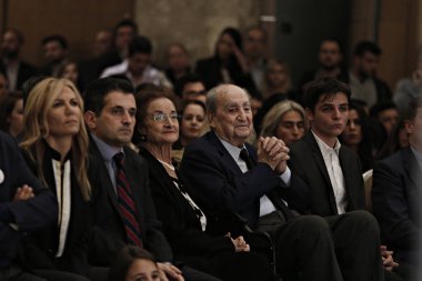 Yeni Demokrasi Başkanı Kyriakos Mitsotakis, Yunanistan 'ın Atina 'daki destekçilerine 20 Kasım 2015 tarihinde seçim öncesi bir konuşma yaptı. 