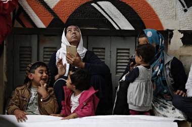 Göçmenler, Atina 'da Victoria Meydanı 'nda bir yağmur fırtınası sırasında kendilerini barınmaya çalışın, Yunanistan Eylül 22, 2015.