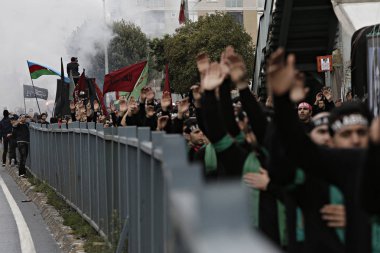 Türk Şiitler, Istanbul 'da bir Ashura atsiyonu sırasında yas tuttuğu için Islam sloganları bağırıyor, 23 Ekim 2015, Türkiye