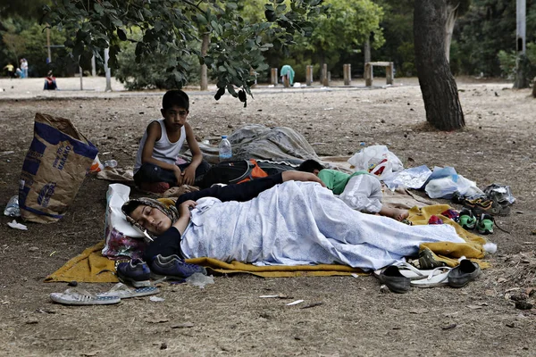 2015년 10일 그리스 아테네의 수용소에 거주하는 500여 이주자와 난민들이 페디온 — 스톡 사진