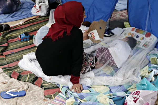 Bazı 1500 göçmenlerin ve mültecilerin Atina 'da, Yunanistan 'da, 10 Ağustos 2015 tarihinde yer alan bir kampta yaşayan Pedion tou Areos parkında mülteci ve göçmen bir kampta
