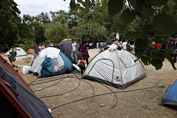 Uprchlíci Migranti Provizorním Táboře Parku Pedion Areos Kde Žije Asi — Stock fotografie