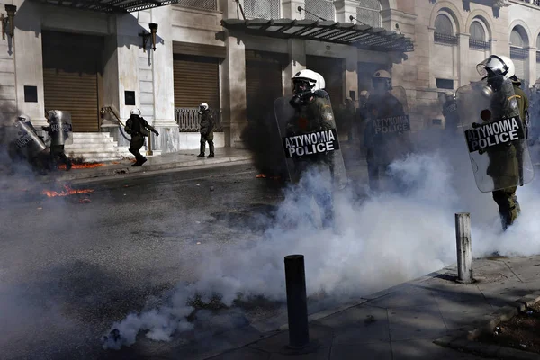 Atina, Yunanistan, 2 Decemeber 2015 hükümetin tasarruf politikası karşı 24 saat genel grev sırasında protestocular ile çatışmalar sırasında isyan polisi bir benzin bombası patlar.