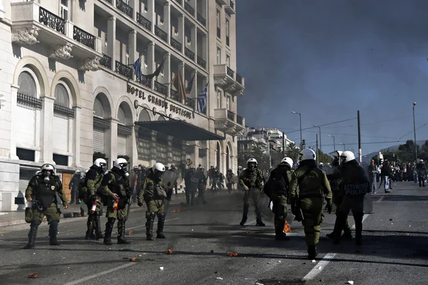 2015년 그리스 아테네에서 정부의 엄격한 정치에 24시간 총파업 시위대와 충돌하는 — 스톡 사진