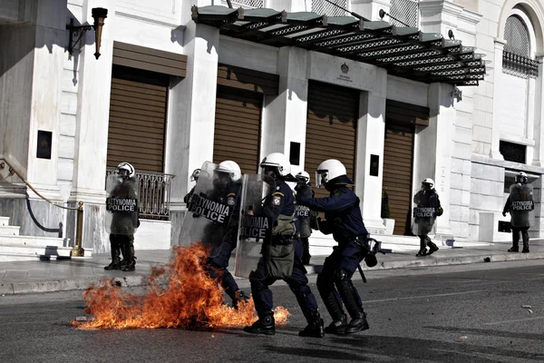 Atina, Yunanistan, 2 Decemeber 2015 hükümetin tasarruf politikası karşı 24 saat genel grev sırasında protestocular ile çatışmalar sırasında isyan polisi bir benzin bombası patlar.