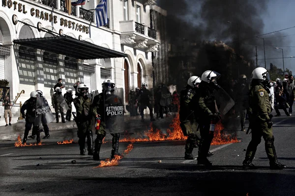 アテネ ギリシャ 2デセメバー2015年の政府の緊縮政治に対する24時間の一般的なストライキ中に抗議者との衝突の間に ガソリン爆弾が機動隊で爆発します — ストック写真