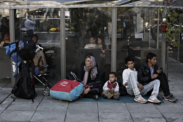 Migrantes Sientan Noviembre 2015 Plaza Victoria Centro Atenas Donde Cientos — Foto de Stock