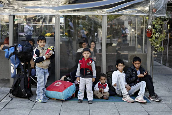 Migrantes Sientan Noviembre 2015 Plaza Victoria Centro Atenas Donde Cientos — Foto de Stock