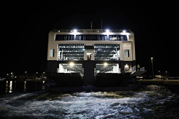 Migrantes Refugiados Desembarcan Ferry Después Llegada Puerto Pireo Pireo Grecia — Foto de Stock