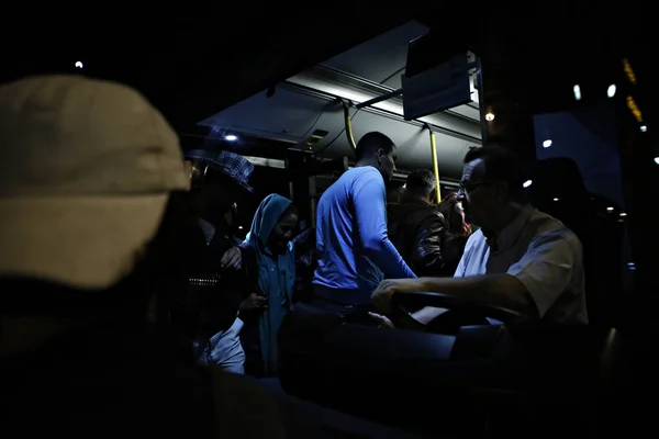 Migrantes Refugiados Desembarcan Ferry Después Llegada Puerto Pireo Pireo Grecia —  Fotos de Stock