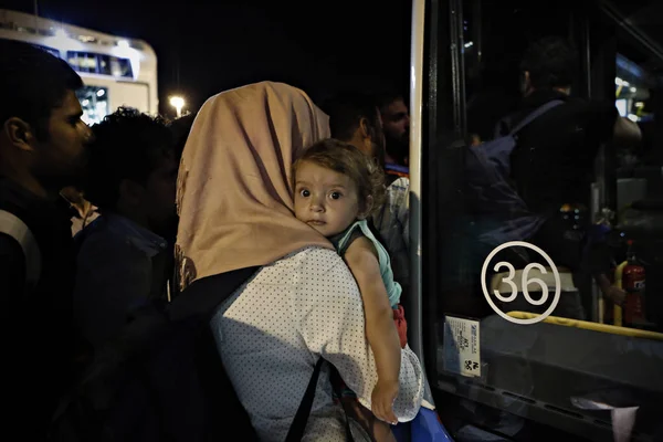Мигранты Беженцы Высаживаются Парома После Прибытия Порт Пирей Пирее Греция — стоковое фото
