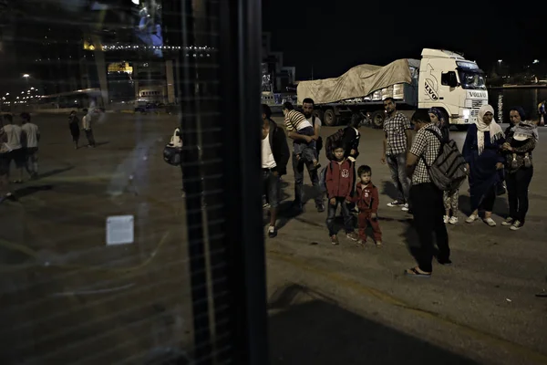 2015년 16일 그리스 피레우스의 피레우스 항구에 도착한 페리에서 하차하는 이민자와 — 스톡 사진