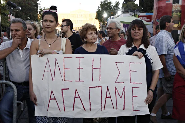 2015년 18월 18일 금요일 아테네 중심부의 신타그마 광장에서 지지자들에게 연설을 — 스톡 사진