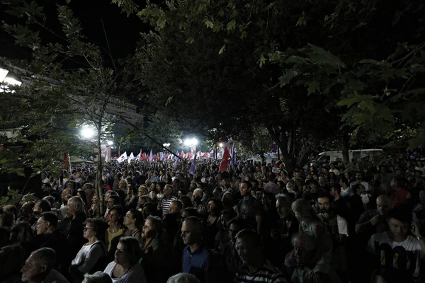 Syriza sol taraf lideri ve eski Başbakan Alexis Tsipras jestleri, Atina 'nın merkezindeki Syntagma meydanında taraftarlarına seçim öncesi bir konuşma yaparken, 18 Eylül 2015 Cuma.