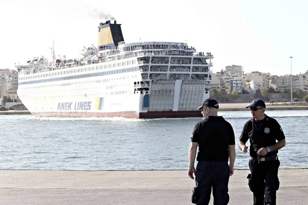 Migrants Refugees Disembark Ferry Arrival Port Piraeus Piraeus Greece Aug — Stock Photo, Image