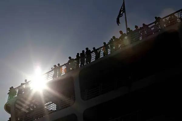 Migrants Refugees Disembark Ferry Arrival Port Piraeus Piraeus Greece Aug — Stock Photo, Image