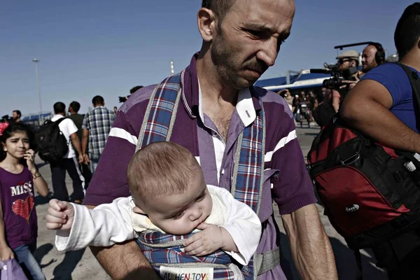 Μετανάστες Και Πρόσφυγες Αποβιβαστούν Από Ένα Φέρι Μετά Την Άφιξή — Φωτογραφία Αρχείου