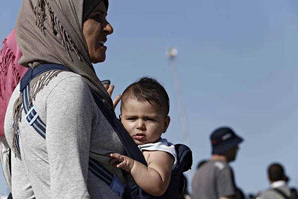 Migrantes Refugiados Desembarcan Ferry Después Llegada Puerto Pireo Pireo Grecia — Foto de Stock