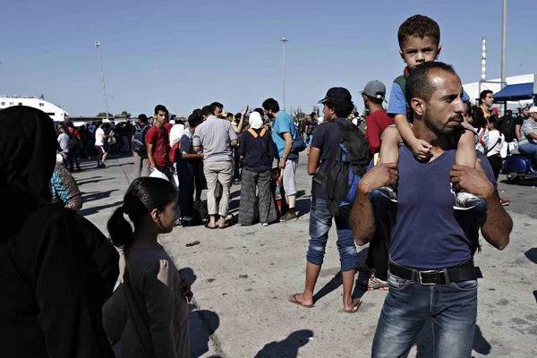 Migrantów Uchodźców Wysiadają Promu Ich Przybyciu Portu Pireusie Pireusie Grecja — Zdjęcie stockowe