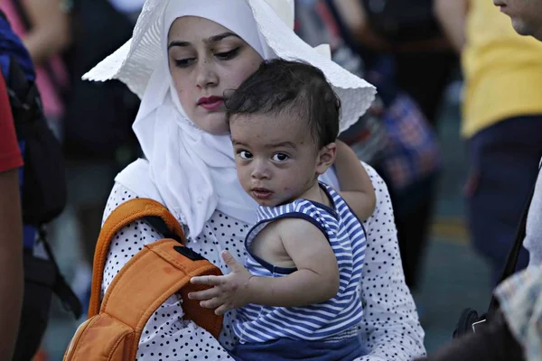 Migrantes Refugiados Desembarcam Ferry Após Sua Chegada Porto Pireu Pireu — Fotografia de Stock