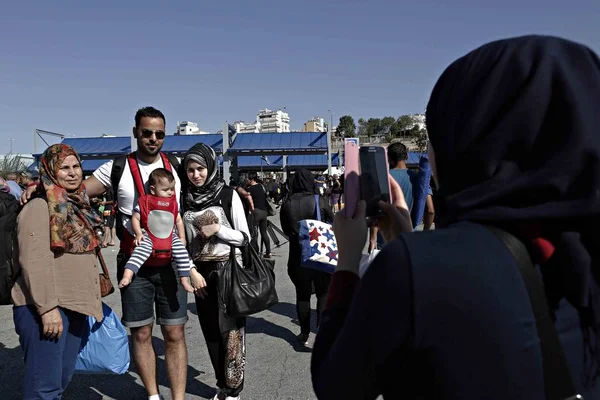 Migrantes Refugiados Desembarcan Ferry Después Llegada Puerto Pireo Pireo Grecia — Foto de Stock