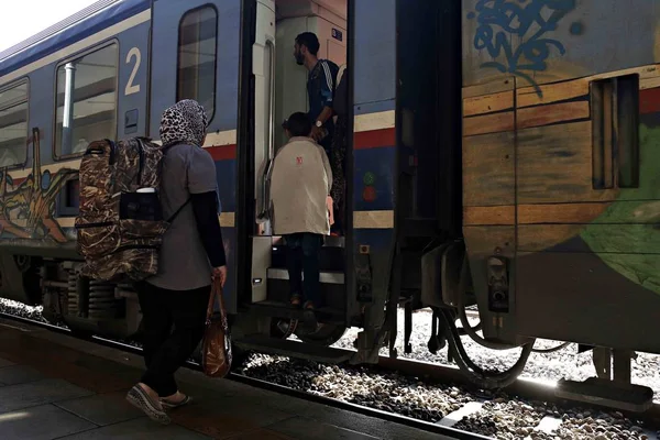 Syrian Refugees Wait Train Take Them Northern City Thessaloniki Athens — Stock Photo, Image