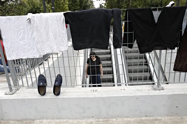 Migrantes Tratan Refugiarse Durante Una Tormenta Lluvia Plaza Victoria Atenas — Foto de Stock