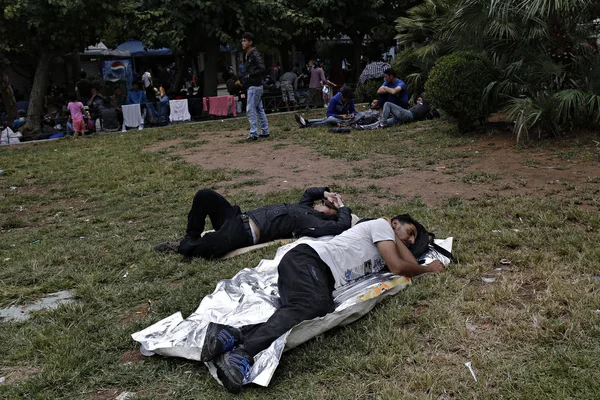 Migrantes Tratan Refugiarse Durante Una Tormenta Lluvia Plaza Victoria Atenas —  Fotos de Stock