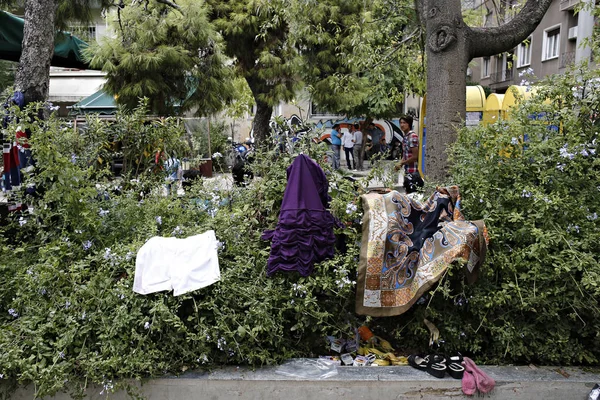 Migranti Snaží Ukrýt Během Dešťové Bouře Viktoriině Náměstí Athénách Řecku — Stock fotografie