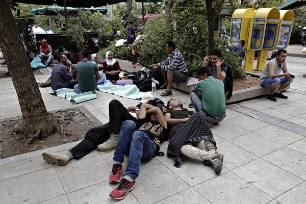 Migrantes Tratan Refugiarse Durante Una Tormenta Lluvia Plaza Victoria Atenas — Foto de Stock