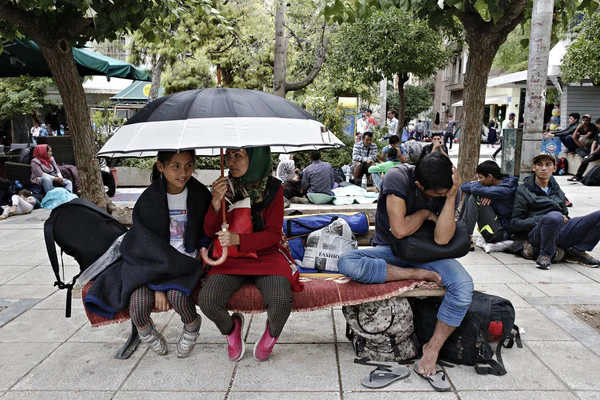 Migrantes Tratan Refugiarse Durante Una Tormenta Lluvia Plaza Victoria Atenas — Foto de Stock