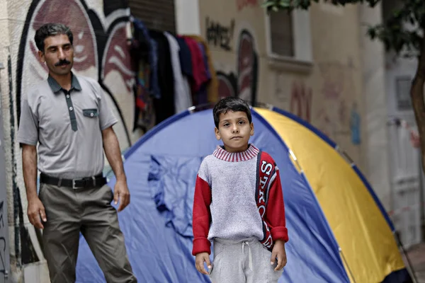 Migrantes Tratan Refugiarse Durante Una Tormenta Lluvia Plaza Victoria Atenas — Foto de Stock