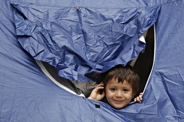 Migrantes Tentam Abrigar Durante Uma Tempestade Chuva Praça Victoria Atenas — Fotografia de Stock