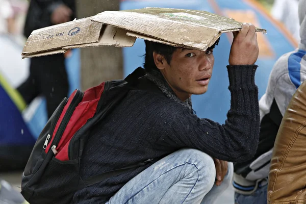 Migrantes Tentam Abrigar Durante Uma Tempestade Chuva Praça Victoria Atenas — Fotografia de Stock