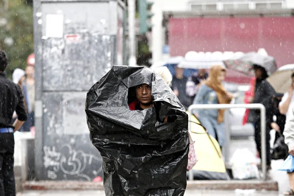 Migrantes Tratan Refugiarse Durante Una Tormenta Lluvia Plaza Victoria Atenas —  Fotos de Stock