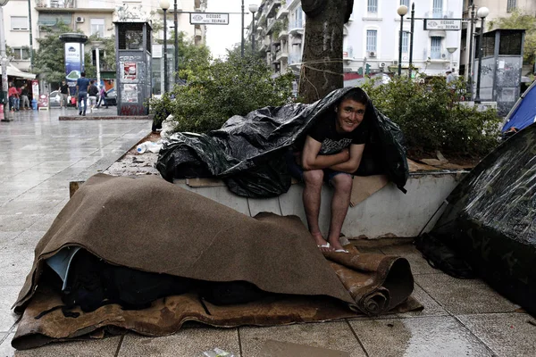 Göçmenler Atina Victoria Meydanı Nda Bir Yağmur Fırtınası Sırasında Kendilerini — Stok fotoğraf