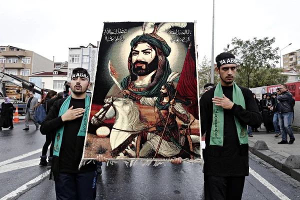 トルコのシーア派は 2015年10月23日にトルコのイスタンブールでアシュラ行列の間に追悼するイスラムのスローガンを叫ぶ — ストック写真