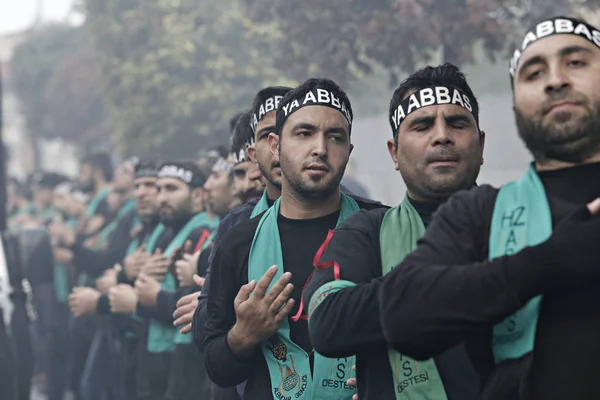 Turecki Szyitów Krzyczy Islamskich Sloganów Jak Opłakiwać Podczas Procesji Ashura — Zdjęcie stockowe