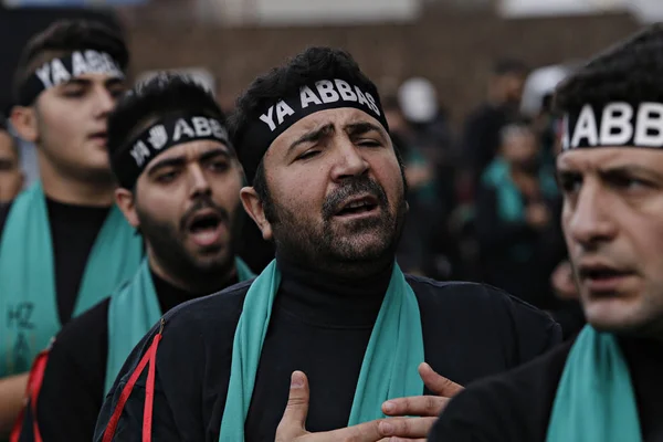 Turkiska Shiiter Ropar Islamiska Slagord Som Sörjer Ashura Procession Istanbul — Stockfoto