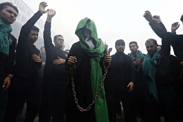 Turkiska Shiiter Människor Ropar Islamiska Slagord Som Sörjer Ashura Procession — Stockfoto