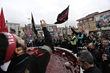 Türk Şiitler, Istanbul 'da bir Ashura atsiyonu sırasında yas tuttuğu için Islam sloganları atan insanlar, 23 Ekim 2015, Türkiye