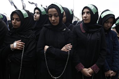 Türk Şiitler, Istanbul 'da bir Ashura atsiyonu sırasında yas tuttuğu için Islam sloganları atan insanlar, 23 Ekim 2015, Türkiye