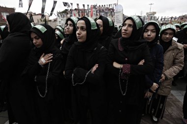 Türk Şiitler, Istanbul 'da bir Ashura atsiyonu sırasında yas tuttuğu için Islam sloganları atan insanlar, 23 Ekim 2015, Türkiye