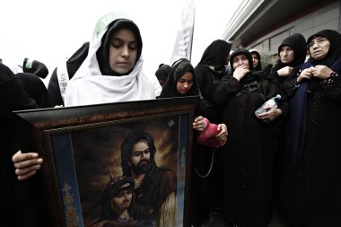 Türk Şiitler, Istanbul 'da bir Ashura atsiyonu sırasında yas tuttuğu için Islam sloganları atan insanlar, 23 Ekim 2015, Türkiye