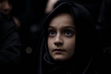 Türk Şiitler, Istanbul 'da bir Ashura atsiyonu sırasında yas tuttuğu için Islam sloganları atan insanlar, 23 Ekim 2015, Türkiye