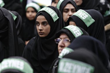 Türk Şiitler, Istanbul 'da bir Ashura atsiyonu sırasında yas tuttuğu için Islam sloganları atan insanlar, 23 Ekim 2015, Türkiye