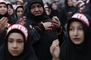 Türk Şiitler, Istanbul 'da bir Ashura atsiyonu sırasında yas tuttuğu için Islam sloganları atan insanlar, 23 Ekim 2015, Türkiye