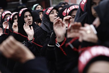 Türk Şiitler, Istanbul 'da bir Ashura atsiyonu sırasında yas tuttuğu için Islam sloganları atan insanlar, 23 Ekim 2015, Türkiye