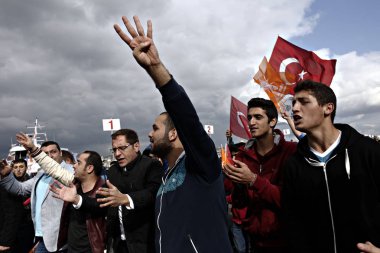 Türk ve parti bayrağını yöneten AK Parti 'nin taraftarları, Istanbul 'da yapılan bir seçim mitingi sırasında Başbakan Ahmet Davutoğlu 'Nu dinler, 25 Ekim 2015